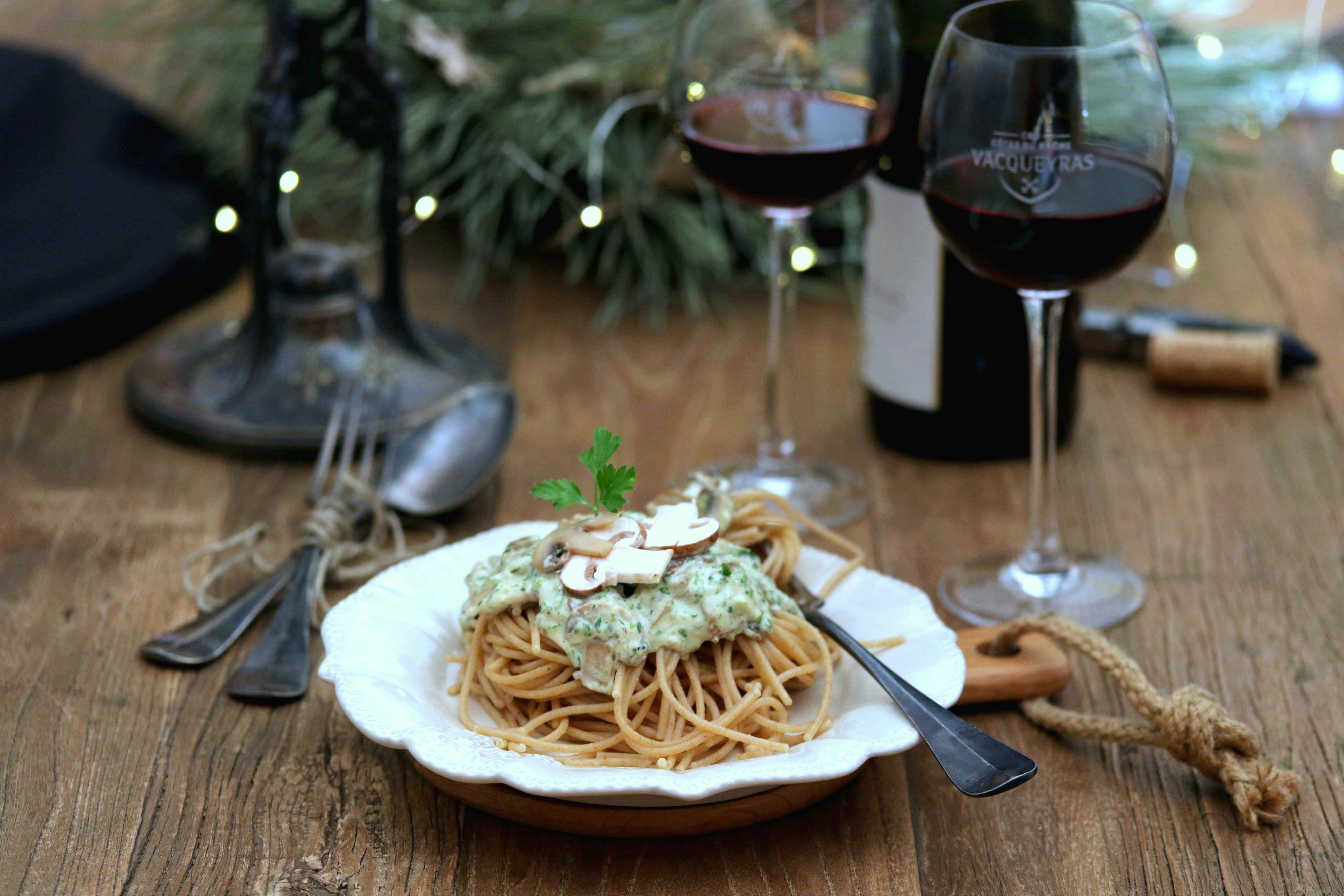 Spaghetti with creamy mushroom sauce - AOC Vacqueyras